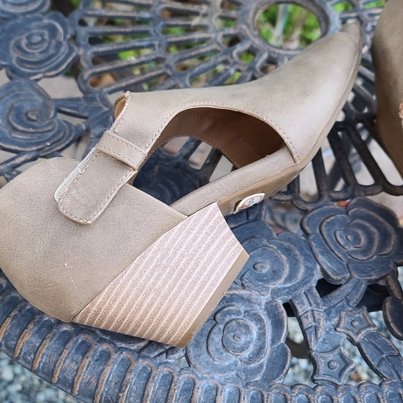 Natural Soul Women's Taupe Mules Size 7.5. Some Scratches On It. - Picture 4 of 6